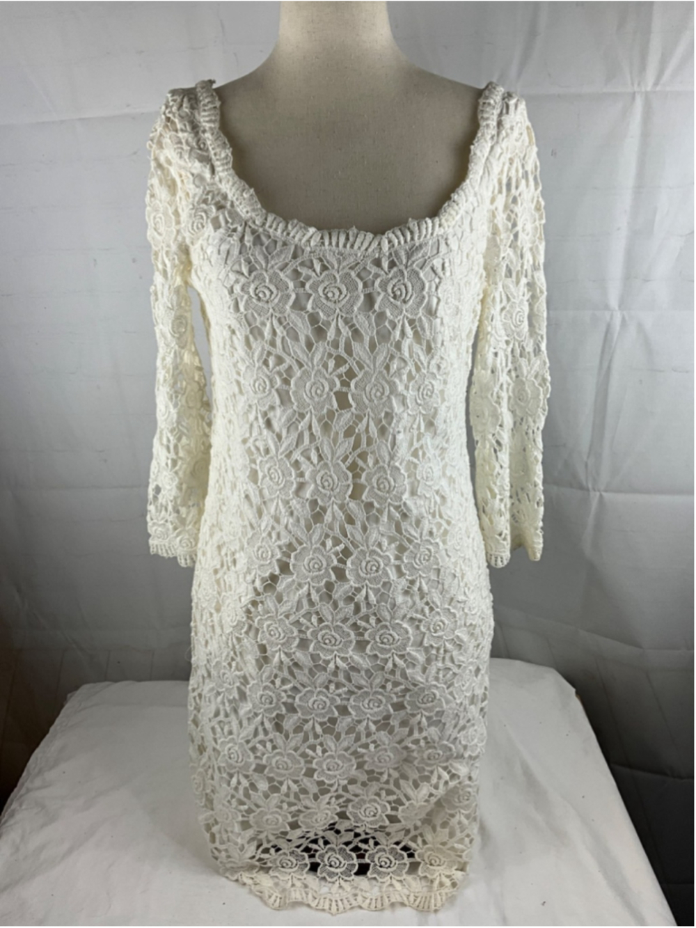 White House Black Market Lace Dress 3/4 Sleeve Scoop Neck Ivory Size 4 Used